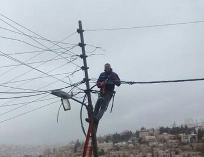الفرق الهندسية لـ " الكهرباء الاردنية" تواصل العمل لاصلاح انقطاع التيار الكهربائي على مدار الساعة 
