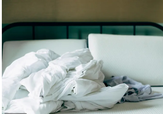 ما هي أكثر الأماكن شيوعًا بغرف الفنادق التي تضم بق الفراش؟