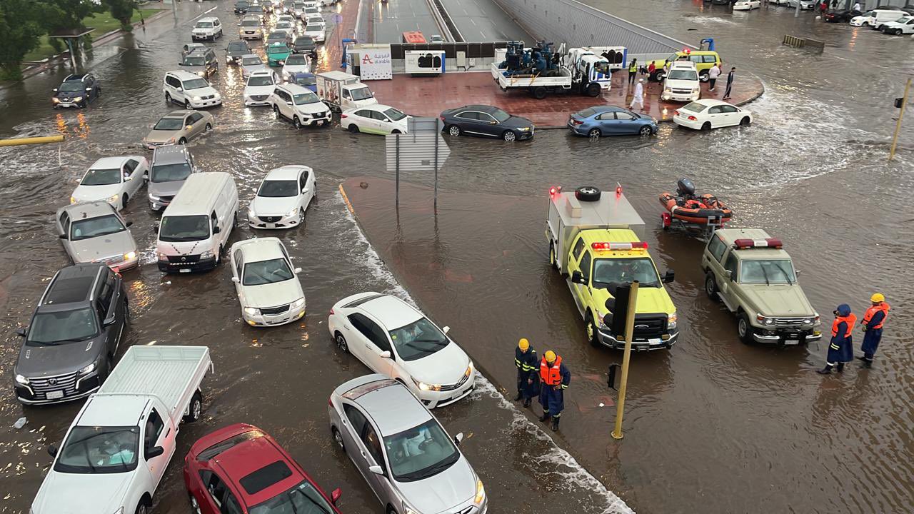 بالفيديو ..  أمطار غزيرة وسيول جارفة في مكة وجدة والأرصاد السعودية تحذر
