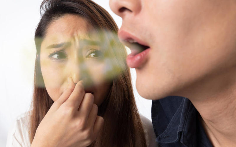 للقضاء على رائحة الفم الكريهة ..  إليك هذه الحيل البسيطة