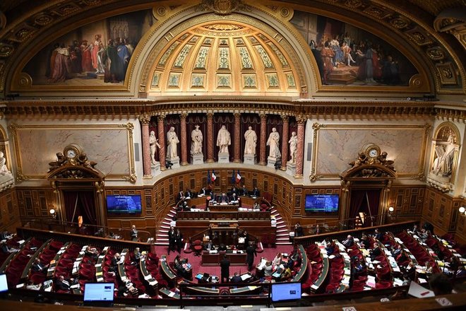 مجلس الشيوخ الفرنسي يقر رفع سنّ التقاعد إلى 64 عاماً