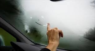 كيفية التخلص من ضباب زجاج السيارة من الداخل والخارج