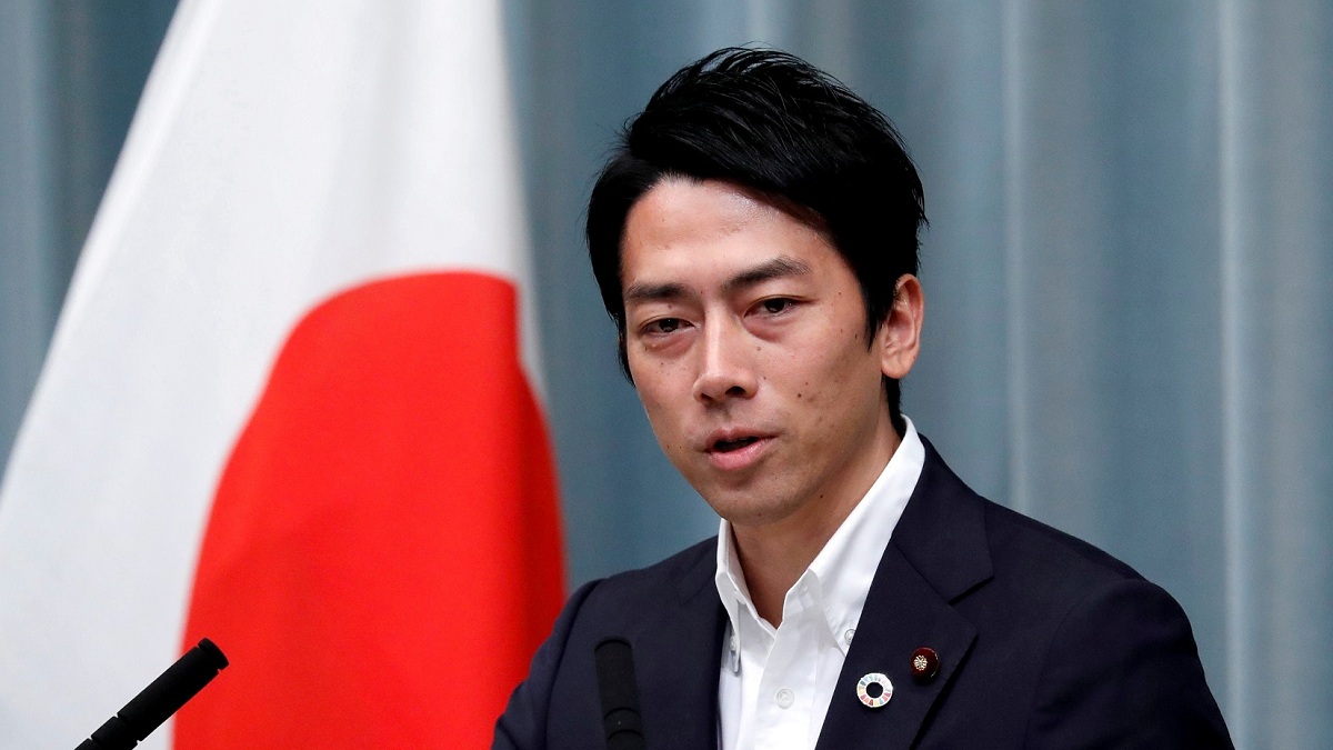 وزير ياباني يحصل على ”إجازة أبوة“ لرعاية طفله‎