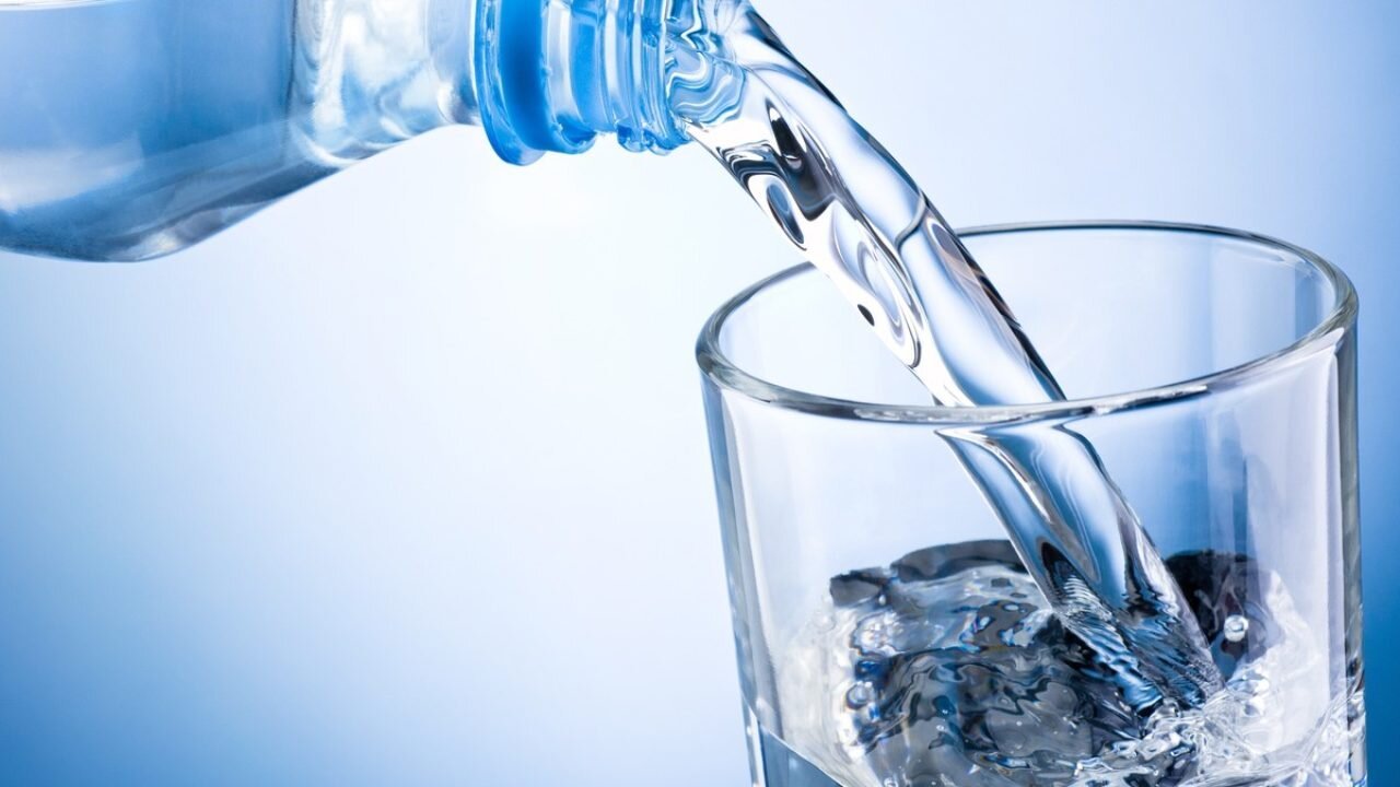 شرب لترين من الماء يومياً  ..  ماذا يقول العلم؟