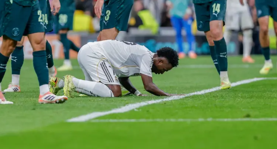 "أوجعتموني" ..  فينيسيوس يشكو جماهير ريال مدريد