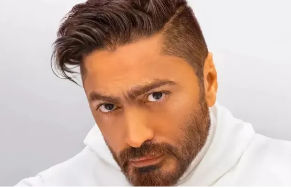 الشاعر رمضان محمد يكشف تفاصيل إصابة النجم تامر حسني في قدمه