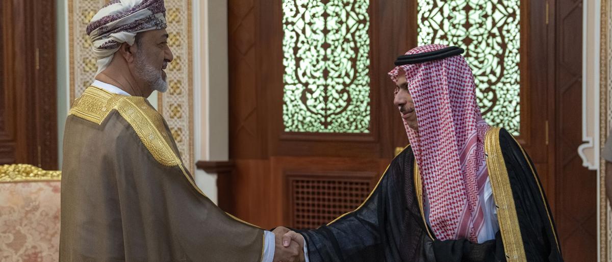 سلطان عُمان يبحث مع بن فرحان التعاون الإقليمي