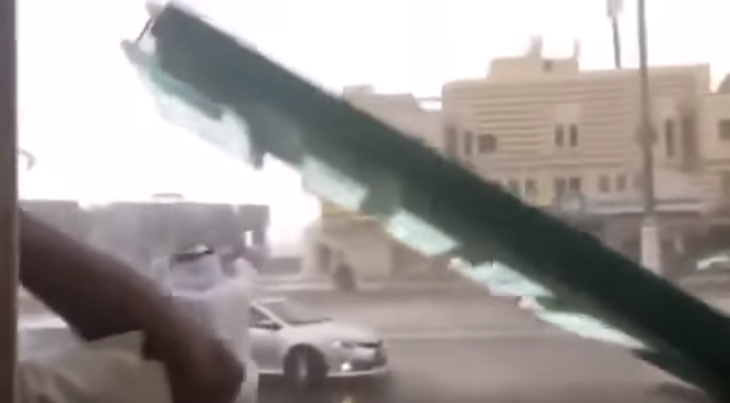 بالفيديو : كادت تسقط على رأسه  ..  لوحة إعلانية ضخمة تحطّم سيارة رجل  بفعل الرياح
