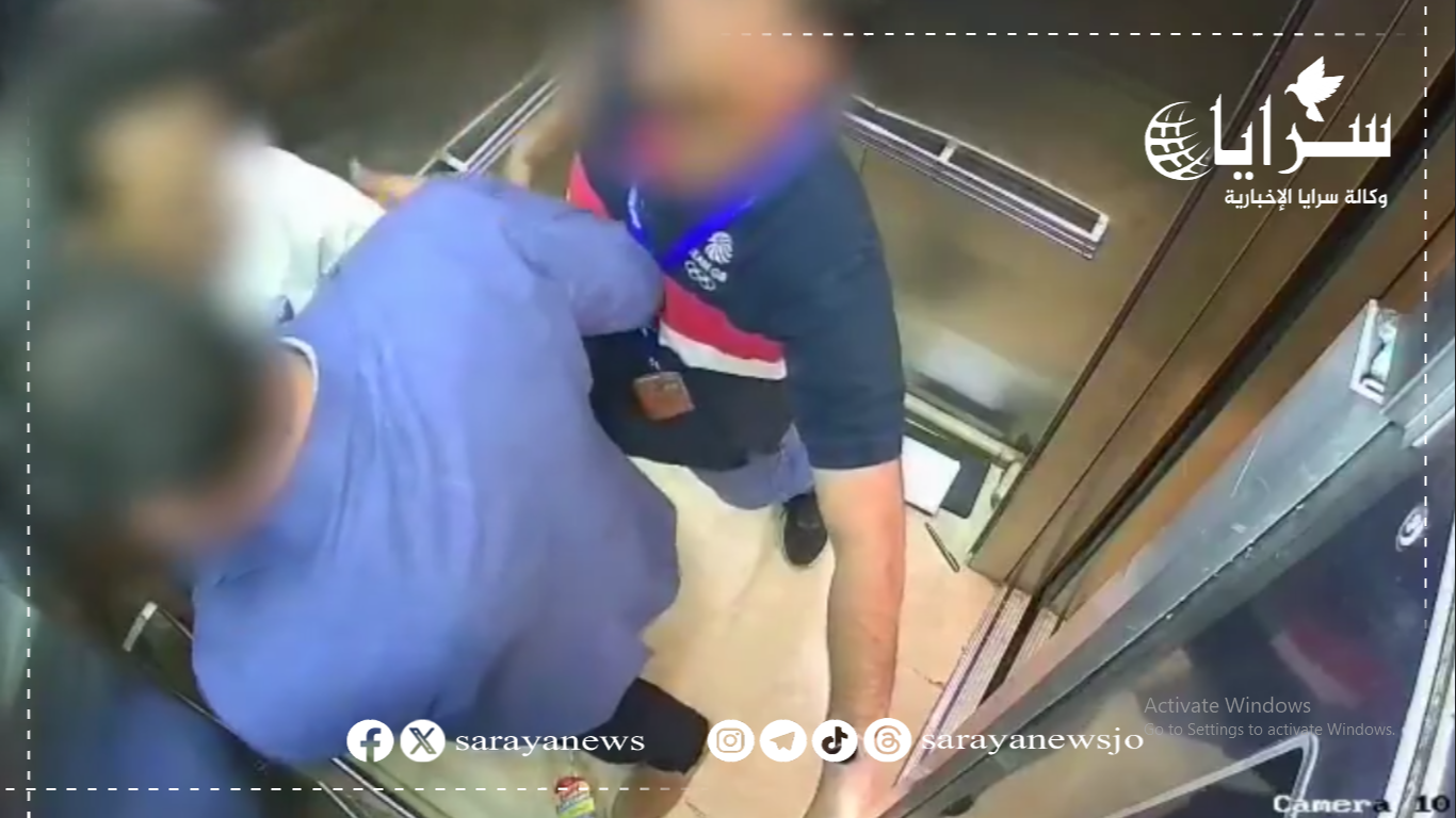 مشاجرة بين موظفي "العمل" وعامل وافد مخالف داخل مصعد بمجمع تجاري ..  والوزارة توضح  ..  فيديو 