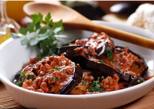 مسقعة بالزيت: طريقة شهية وسهلة لتحضير الطبق الشرقي المميز