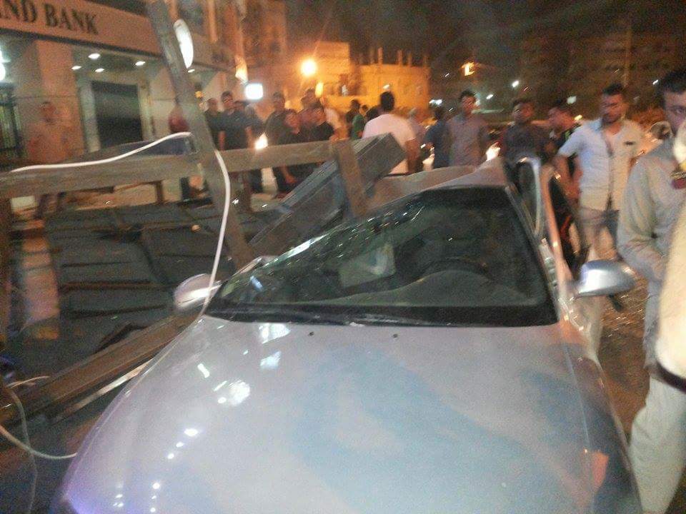 الزرقاء: سقوط "لوحة الكترونية" على مركبة كادت أن تودي بحياة مواطن .. صور