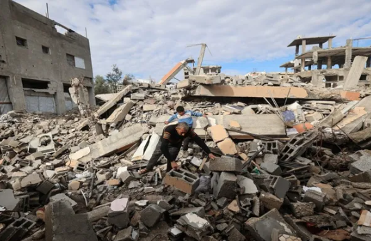 قصف مدفعي إسرائيلي ونسف مبان سكنية شمال غزة وجنوبها