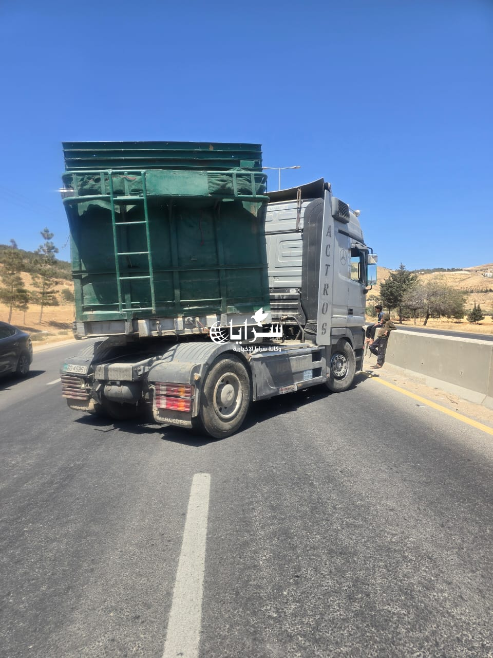 حادث سير يتسبب بإغلاق جزئي لطريق الأردن باتجاه إربد ..  صور 