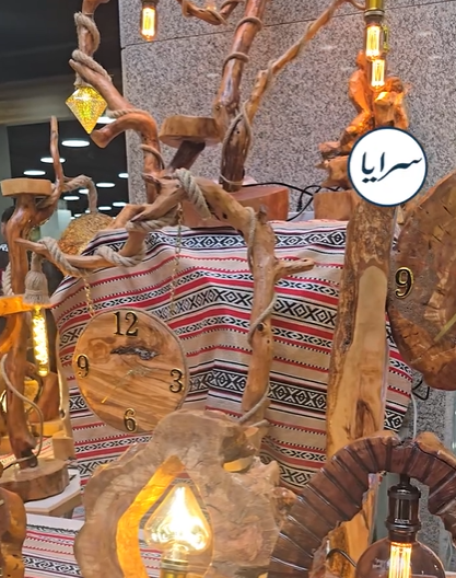 بالفيديو ..  مواطن يحول مخلفات الأشجار إلى قطع فنية تخطف الأنظار بمهرجان الزيتون