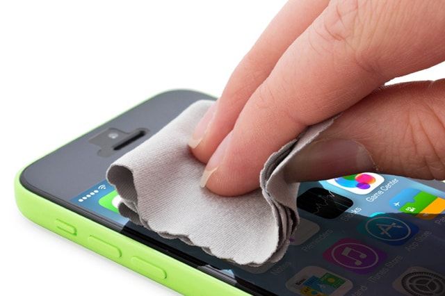 منها المناديل ..  7 أشياء يجب ألا تستخدمها أبداً لتنظيف شاشة الهاتف