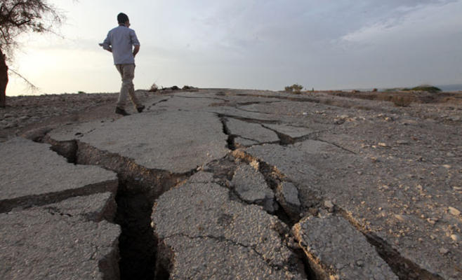 حفر انهدامية تبتلع مجددا أجزاء من طريق البحر الميت الزارة