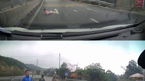 بالفيديو: شاهد مقطع صادم لطفل يعبر طريق سريع زحفاً