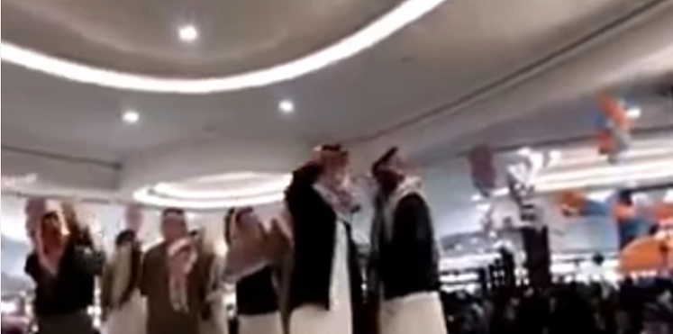  بالفيديو ..  رقص سعوديين بأحد المولات يثير غضبًا في المملكة