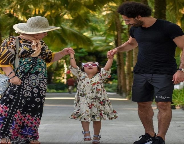 بالصور  ..  محمد صلاح وزوجته ماجي وابنتيه على الشاطئ