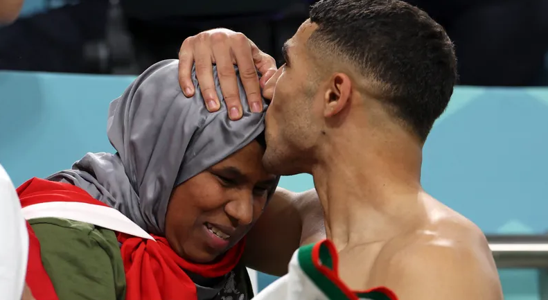 كلوب يعلق على صورة حكيمي والدته "أفضل صورة في كأس العالم"