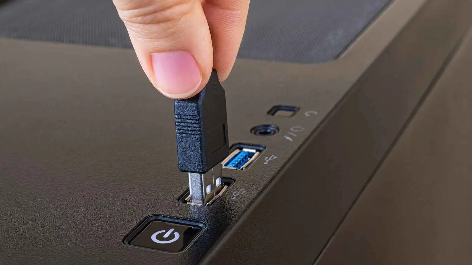 ليس مجرد عنصر جمالي ..  ما دلالة اللون الأزرق في منفذ USB؟