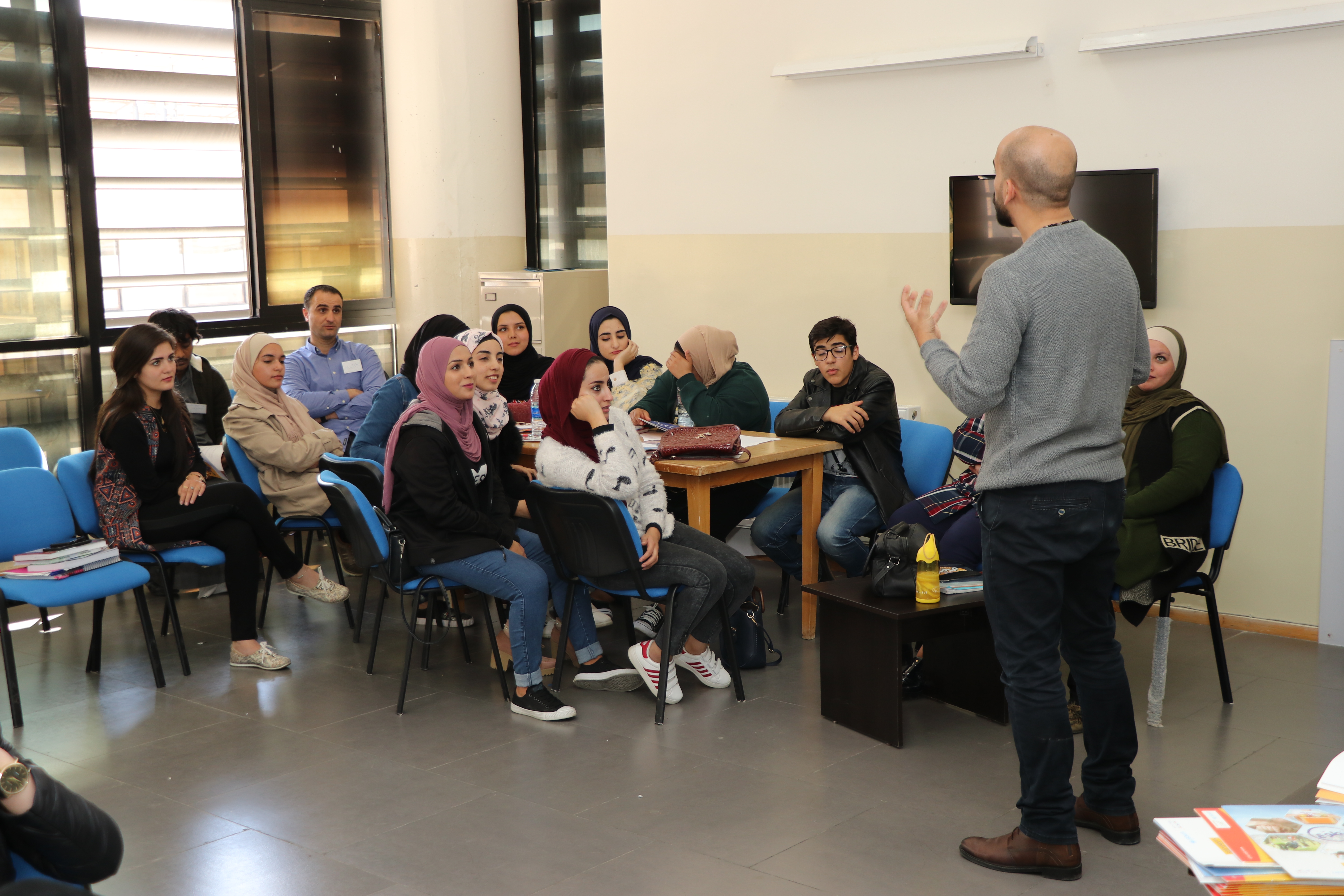تدريب طلبة "عمان العربية" على كتابة السير الذاتية وإجراء المقابلات 
