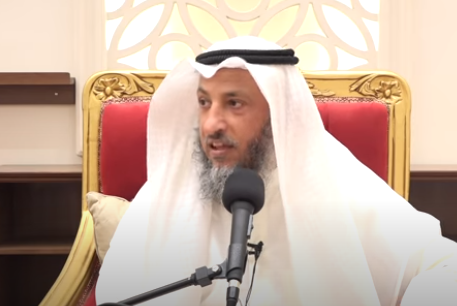 صلى و القبلة خطأ ..  هل يعيد صلاته؟