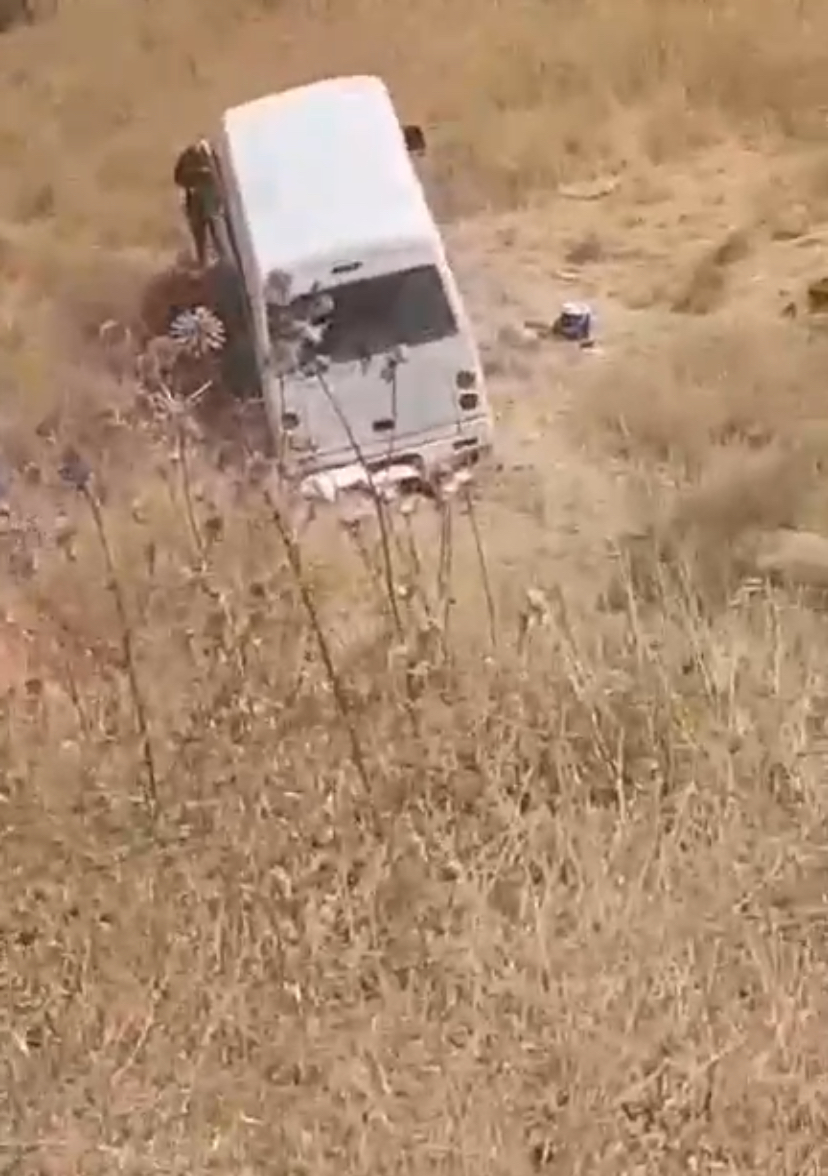 بالفيديو ..  حادث تدهور باص رحلة في منطقة راجب في عجلون واصابة جميع الركاب 