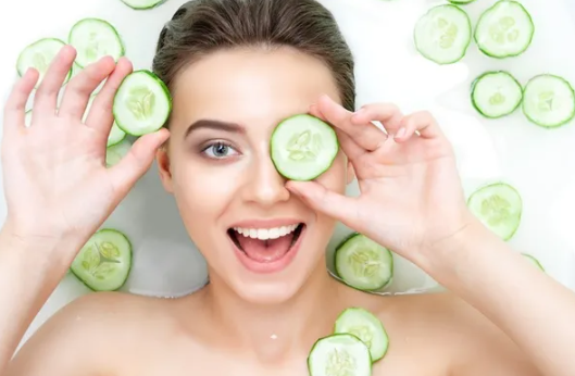 هكذا يُنعش الخيار البشرة ويمحو التجاعيد بطريقة طبيعية