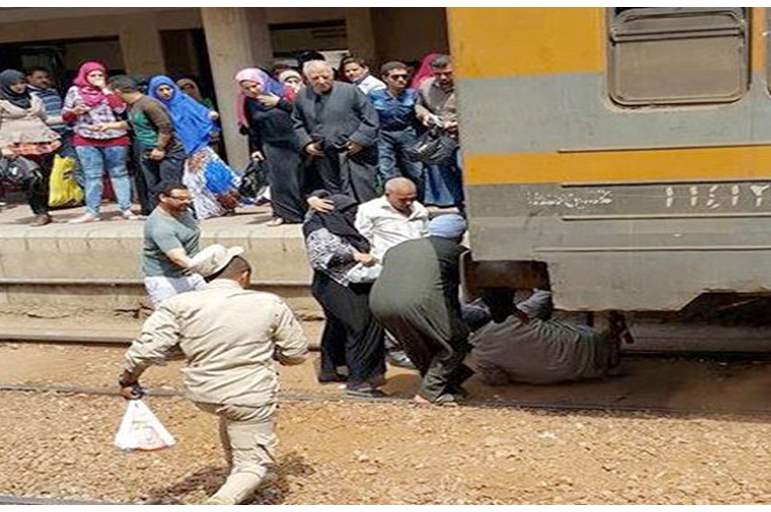 فيديو يحبس الأنفاس  ..  قطار يمر على جسد فتاة مصرية و "فدائية" والدها تحول دون "الفاجعة"