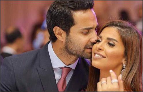 بالصور .. كريم فهمي يتحدى منتقديه بصورة رومانسية جديدة مع زوجته على البحر