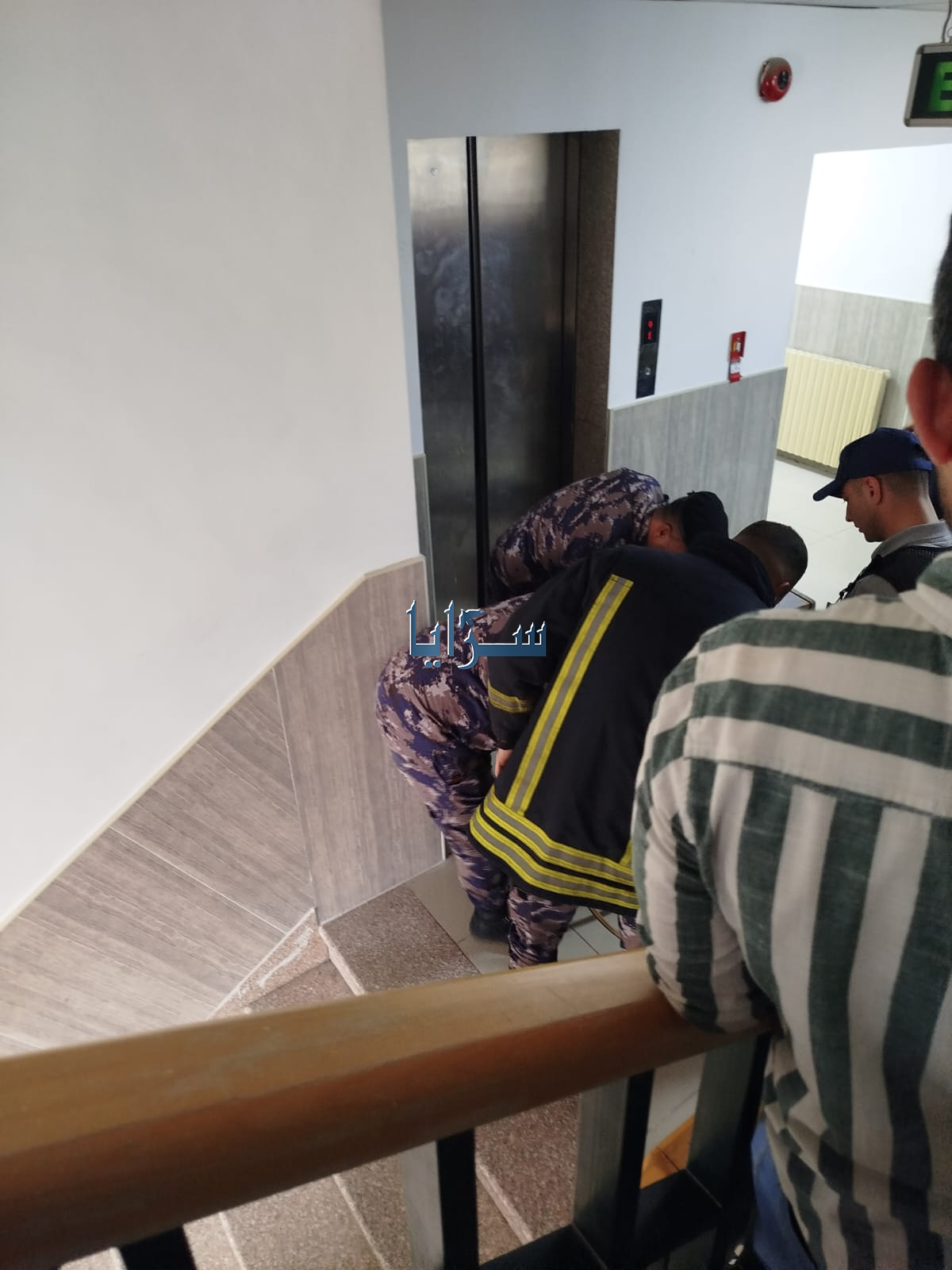 بالصور  ..  إنقاذ طفل علق داخل مصعد في مديرية أراضي تسجيل المفرق 