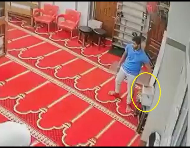 بالفيديو  ..  شاب مصري يسرق صندوق التبرعات من داخل مسجد أثناء تأدية الصلاة