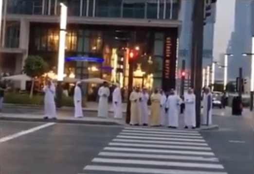 بالفيديو ..  الشيخ محمد بن راشد يبهر المارة في دبي وهو ينتظر دوره للمرور بالشارع