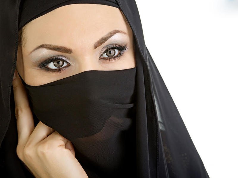 حقيقة انتحار فتاة عشرينية بسبب نفاذ المكياج  ..  "تفاصيل"