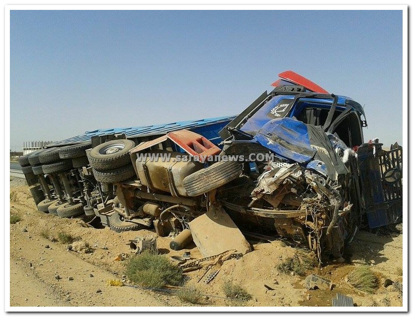بالصور ..  شاحنة تصطدم بحفارة جنزير على الطريق الصحراوي
