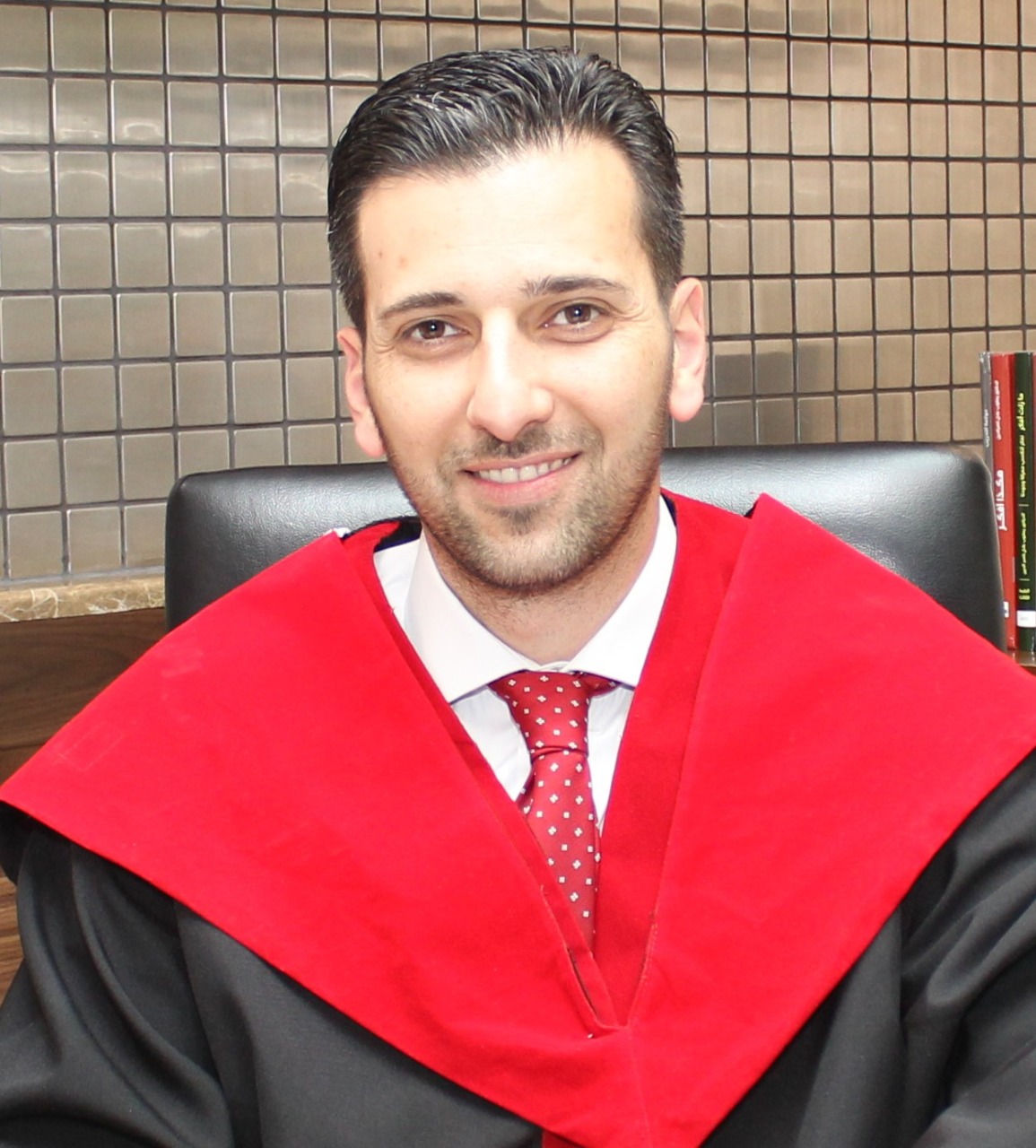 الدكتور أحمد يعقوب ناصر الدين اكاديمي "فذ" و نموذج شبابي يقتدى به 
