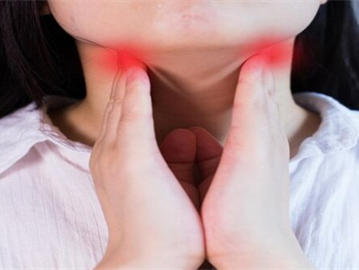 متى يستدعي التهاب الحلق زياره الطبيب ؟ ..  ويصبح خطير