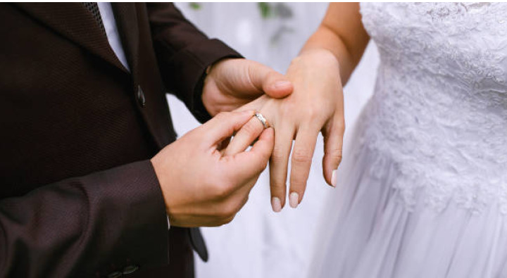 عريس يطلق عروسه في حفل الزفاف بسبب الفستان