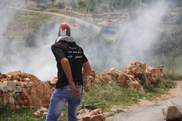 فلسطين : اصابة أربعة مواطنين بينهم متضامنان بجروح والعشرات بالاختناق