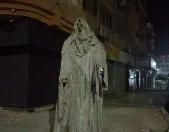 بالصور  ..  تمثال مرعب يثير الذعر بأحد الشوارع المصرية  ..  والكشف عن حقيقته