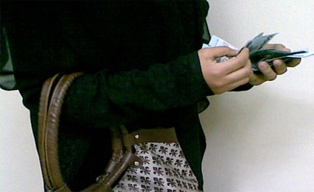 بتهدده عشان الفلوس ..  شو أعمل؟