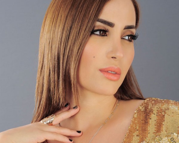 فستان نسرين طافش الأبيض يشغل جمهورها  ..  وسعره شغل النساء!