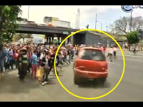 بالفيديو  ..  شاب يفض إعتصاماً لطلبة بسيارته ويصيب 12 شخصاً