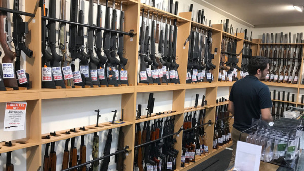 بسبب جريمة المسجدين ..  نيوزيلندا تشتري 10 آلاف سلاح من مواطنيها
