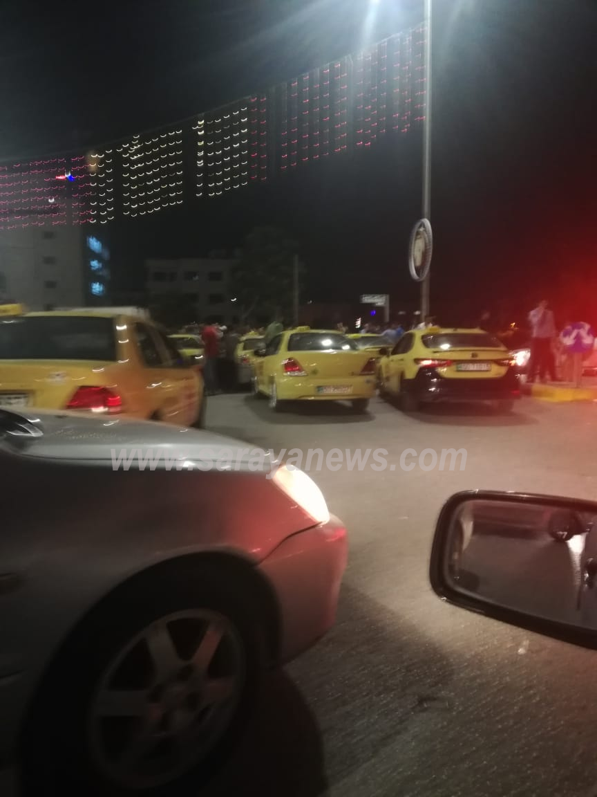 بالصور  ..  اربد: سائقو التكسي الأصفر يغلقون دوار النفق احتجاجاً على مخالفات السير