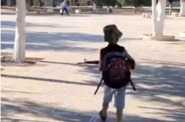 "أبو عبيدة بالطريق" ..  فيديو لطفل فلسطيني يلقى رواجا على منصات التواصل