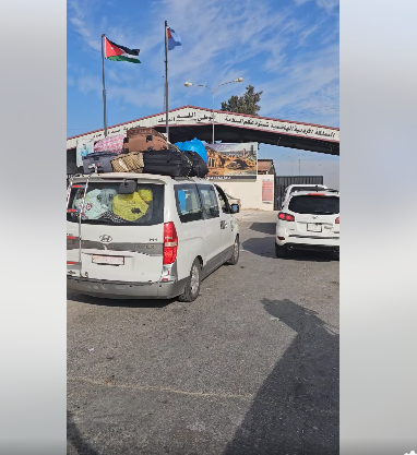 بالفيديو ..  شاهد عودة عدد من السوريين عبر الحدود الأردنية السورية إلى وطنهم بعد سقوط نظام بشار الأسد