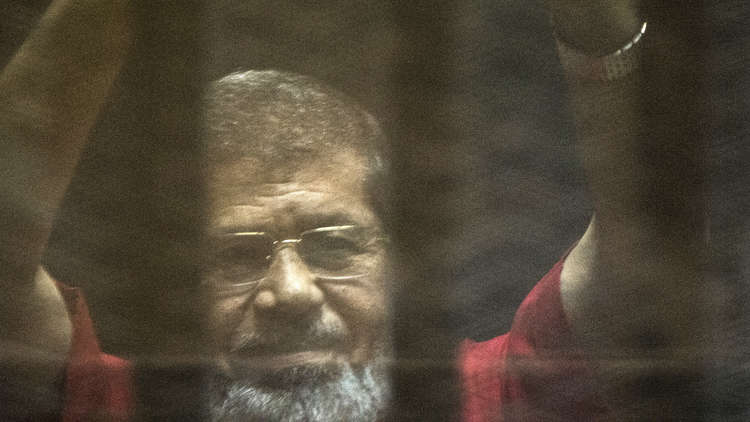 بالفيديو ..  مرسي يصرخ داخل القفص الزجاجي : مش سامع حاجة