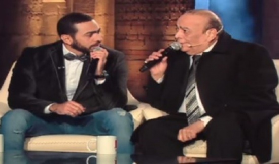 تامر حسني يغني الى جانب والده .. بالفيديو